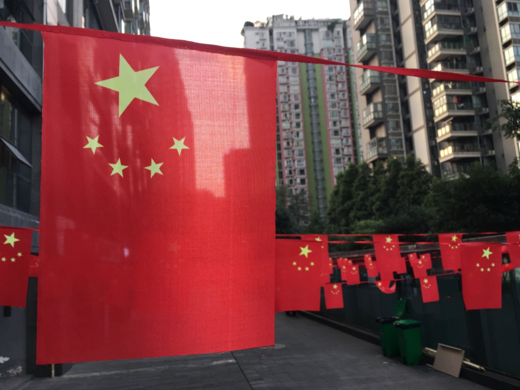 Eine chinesische Fahne hängt in den straßen einer chinesischen Metropole.
Quelle: www.steffen-eggebrecht.de