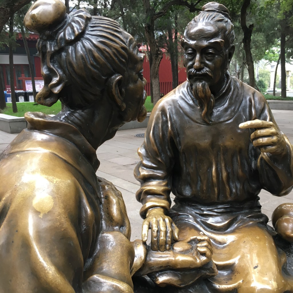 Zwei Männer im Gespräch als Statuen in einem Park in China.
Quelle: www.steffen-eggebrecht.de