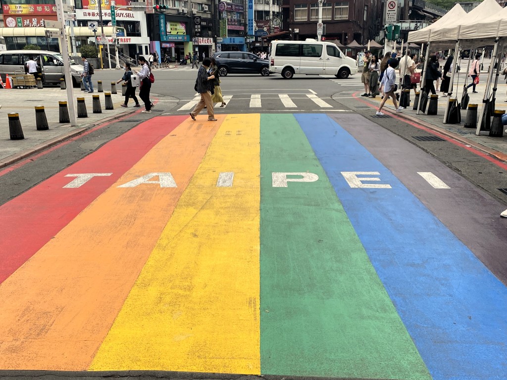 Regenbogen-Schriftzug in Taipeh