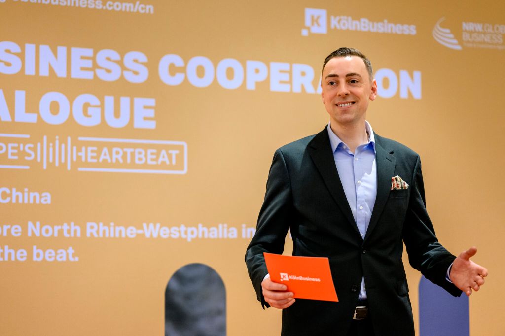 Steffen Eggebrecht moderiert eine Veranstaltung
Quelle: Maigut Media