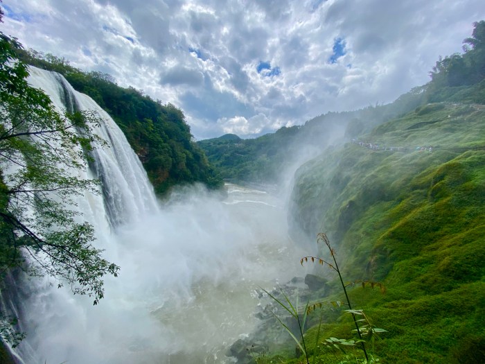 In Anshun liegt der  Huangguoshu Wasserfall. Hier wurde der Affenkönig geboren.