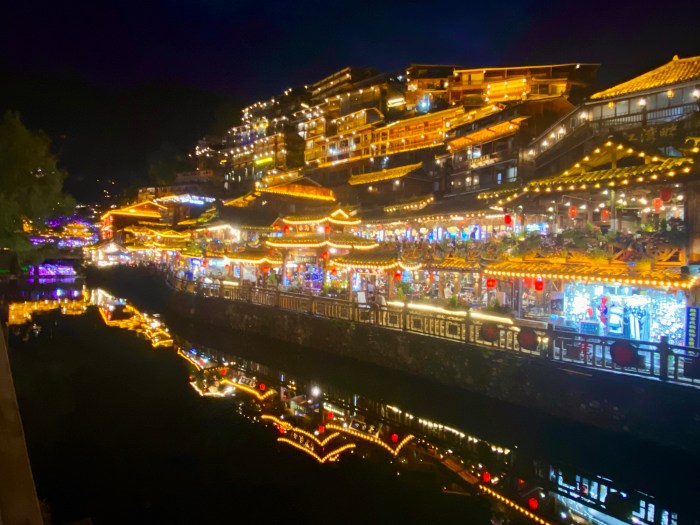 Miao Village in der Nacht mit Restaurants und Tanzshows.