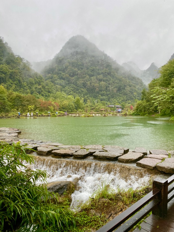 Die Xiao Qikong Scenic Area mit wundervollen Bergen im Nebel.